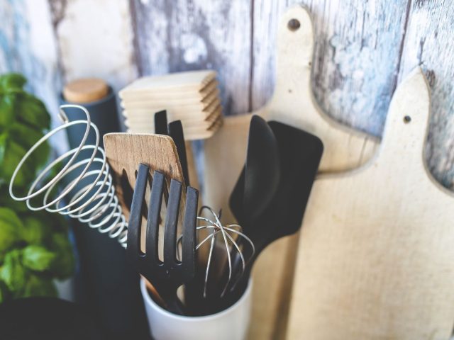 Ustensiles de cuisine petit budget : guide court et pratique
